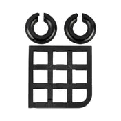 A Cast Duet puzzle darabokra szedve: két fényes fekete fémgyűrű és a négyzethálós alap külön elrendezve.