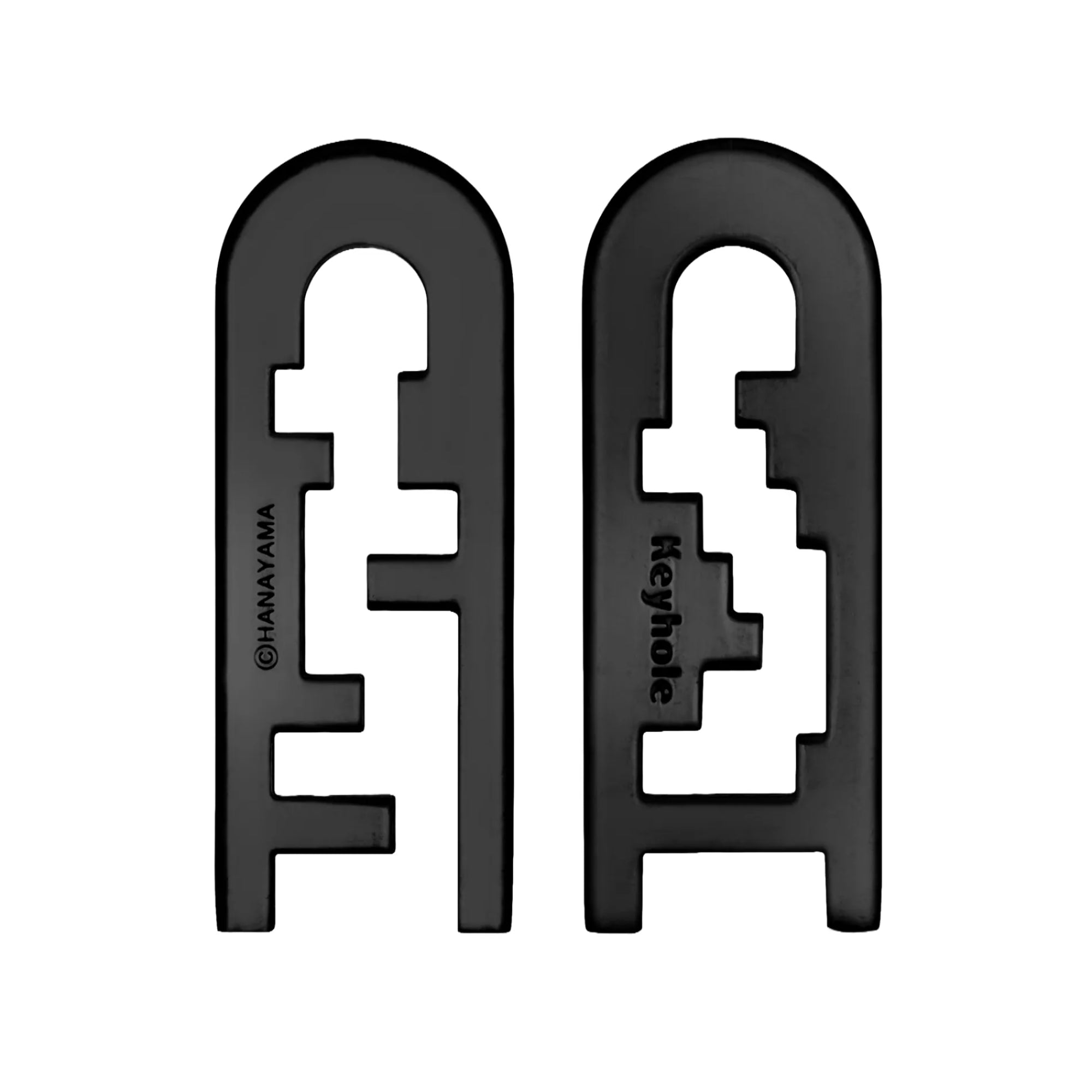 A Huzzle Cast Keyhole puzzle két darabja különválasztva, síkban elrendezve, jól látható feliratokkal.