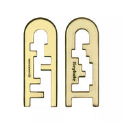 A Huzzle Cast Keyhole kirakó két darabra szedve, a kulcsalakú elemek teljesen szétválasztva, fehér háttér előtt.