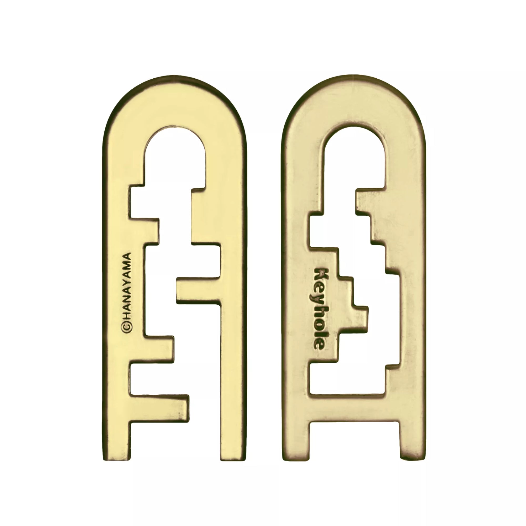  A Huzzle Cast Keyhole kirakó két darabra szedve, a kulcsalakú elemek teljesen szétválasztva, fehér háttér előtt.