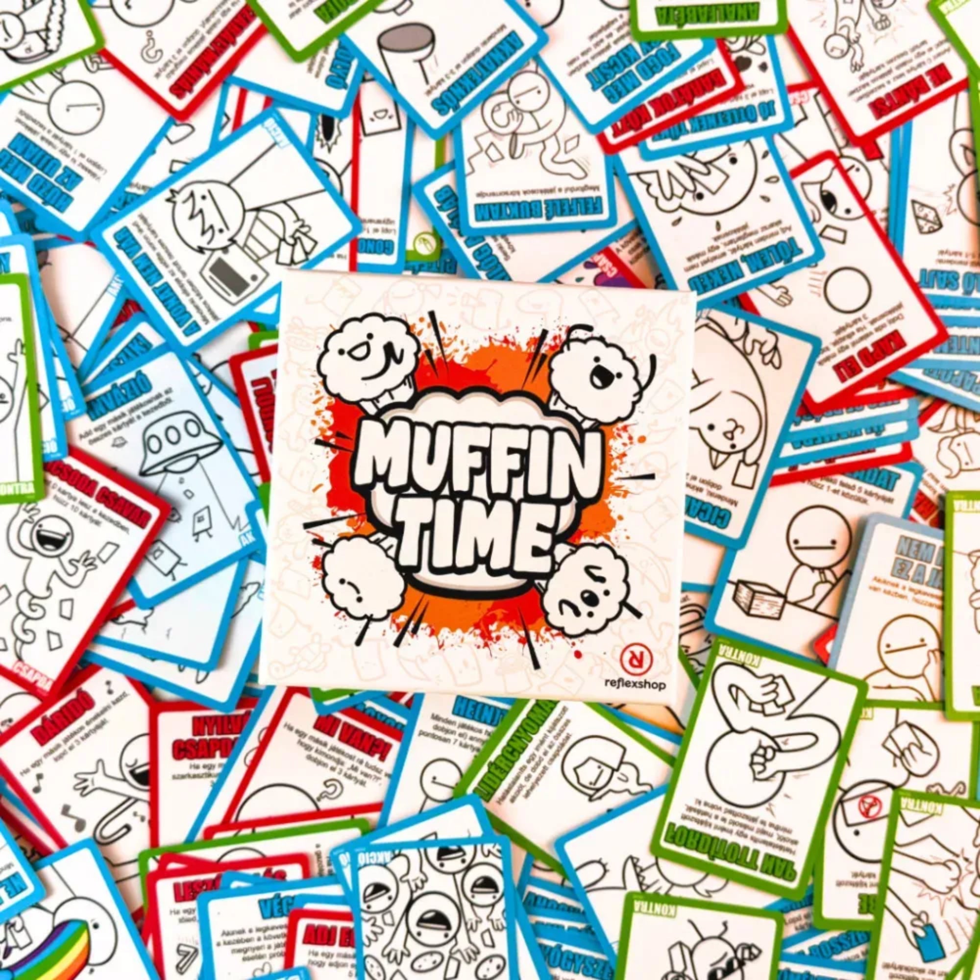 Muffin Time társasjáték színes, vicces illusztrációval ellátott kártyákkal, középen a játék logója látható muffinokkal díszített háttéren.