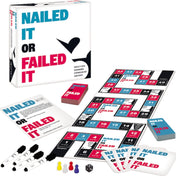 „Nailed It or Failed It társasjáték: játéktábla, kártyapaklik, dobókocka, színes figurák és törölhető filcek a doboz mellett kiterítve.”