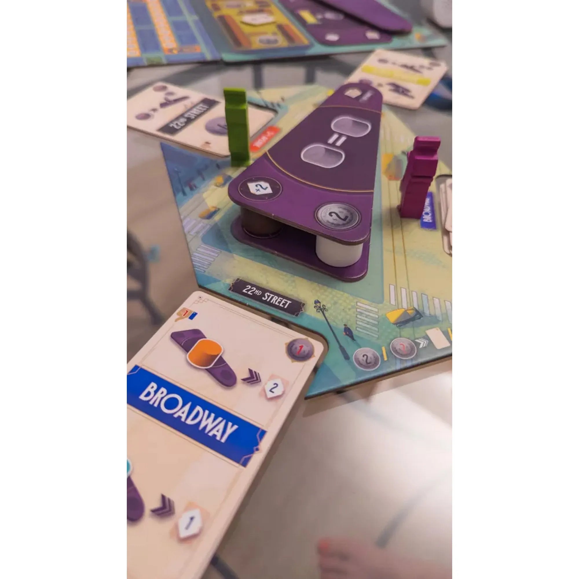 New York város építészei – Flatiron – játékrészlet játék közben, utcakártyákkal és építési akcióelemekkel.