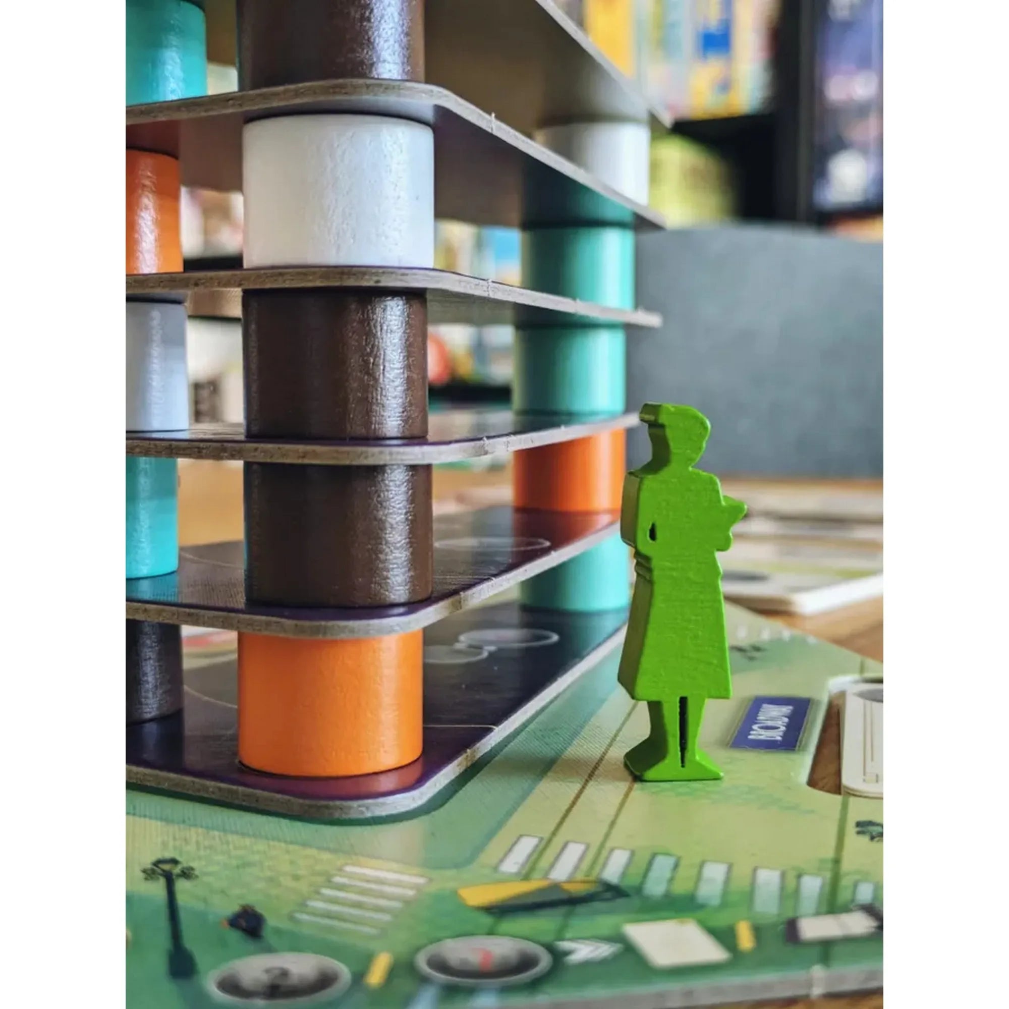 New York város építészei – Flatiron – többszintes épületmodell közelről, építés közbeni részlet fa figurával.