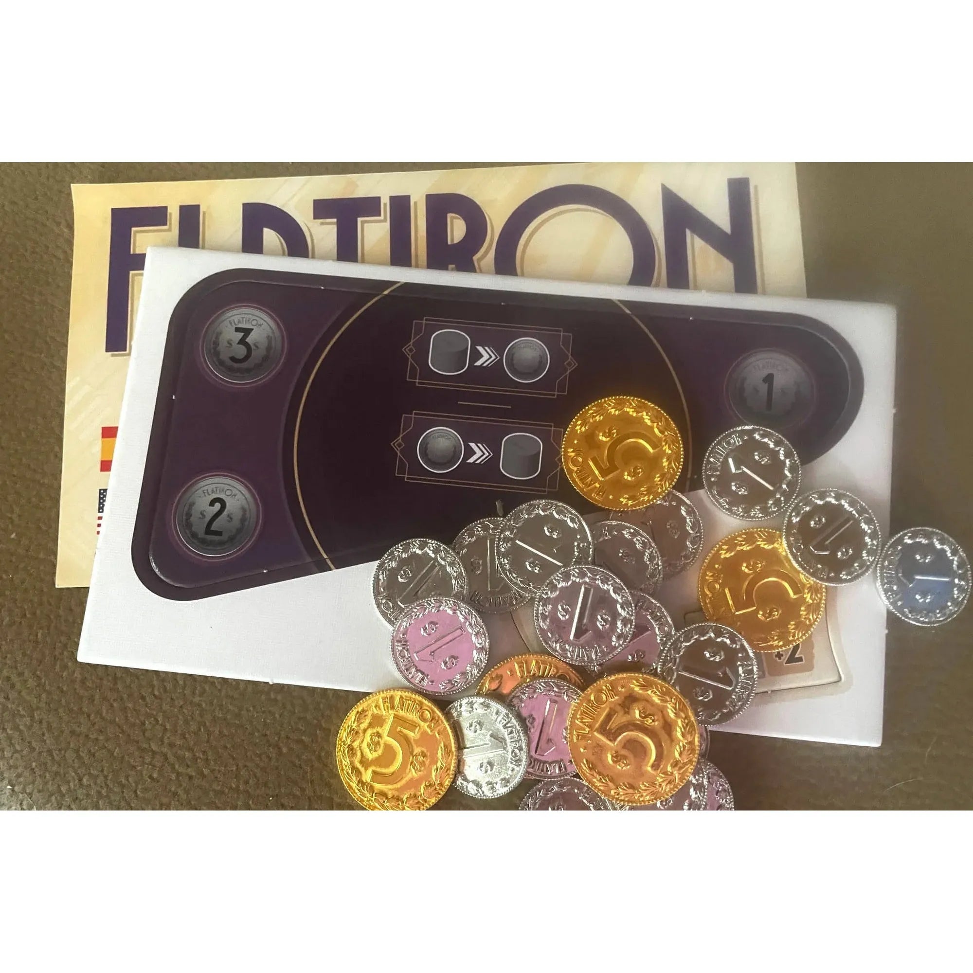 New York város építészei – Flatiron – játékpénzek és akciótábla elemek közelről, a társasjáték tartozékai.