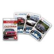 A képen a MegaTrumpf: Oldtimer kvartett kártyajáték látható kibontva. A doboz elején egy klasszikus piros Ford Mustang szerepel, míg előtte három kihajtott játékkártya fekszik: a Land Rover MkII A, a futurisztikus Citroën DS 19 és a stílusos Mercedes-Benz 230 SL. Minden kártyán technikai adatok és sebességmérő grafikák jelennek meg, amelyek segítségével a játékosok összehasonlíthatják a veterán autók tulajdonságait