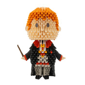 Ez a kép egy Creagami 3D Ron Weasley origami figurát ábrázol, amely 705 darabból áll. A részletes, moduláris papírfigura hűen visszaadja a Harry Potter-sorozat ikonikus karakterének jellegzetességeit, a vörös hajtól a varázspálcáig. Ideális választás kreatív kihívást kereső rajongóknak és gyűjtőknek.