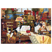 A Puzzle Schmidt Charles Wysocki: Maggie the Messmaker kirakó teljes képe, amely egy varróműhelyben pihenő két macskát ábrázol, körülöttük színes cérnák, gombok és vintage varrókellékek.