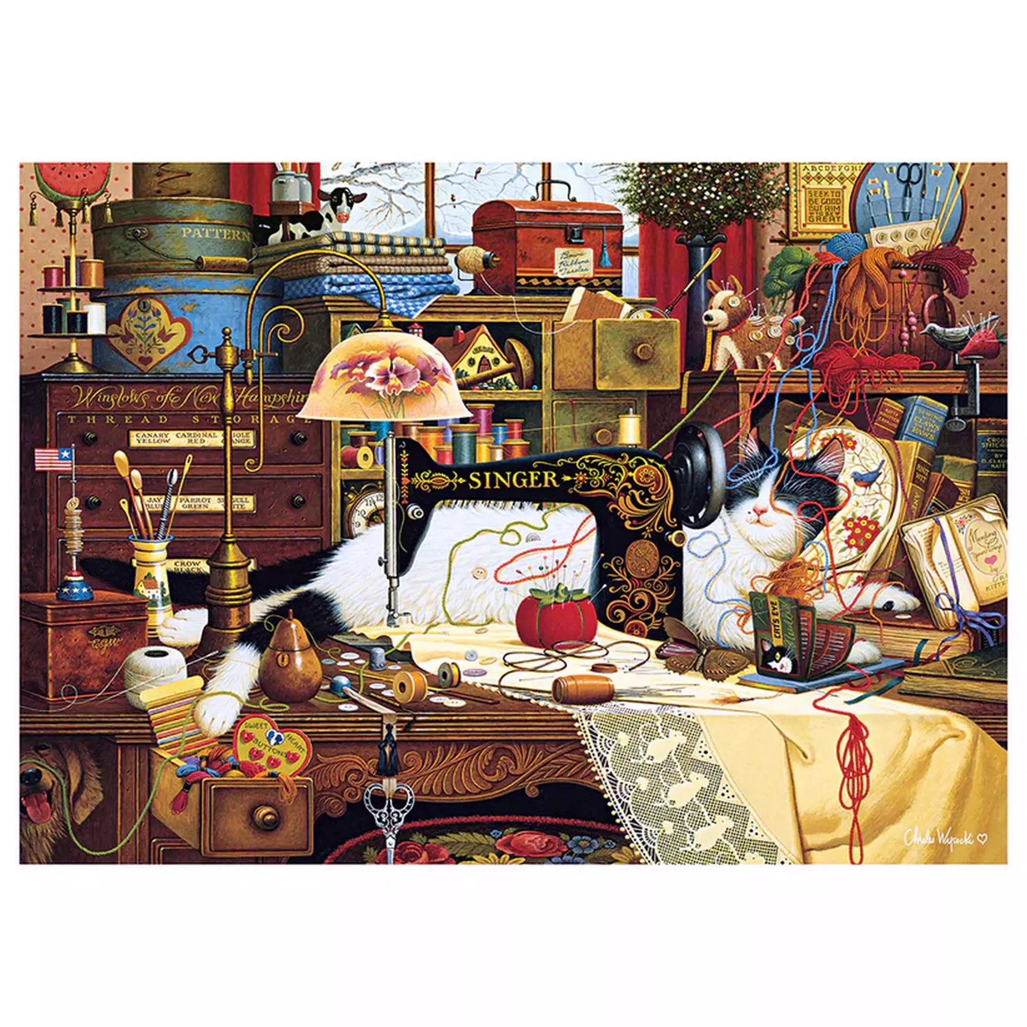 A Puzzle Schmidt Charles Wysocki: Maggie the Messmaker kirakó teljes képe, amely egy varróműhelyben pihenő két macskát ábrázol, körülöttük színes cérnák, gombok és vintage varrókellékek.