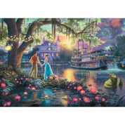 A képen a „Disney – A hercegnő és a béka” című mese egyik legvarázslatosabb jelenete látható Thomas Kinkade festő művészi ábrázolásában. A romantikus hangulatot a lótuszvirágokkal teli tó, a fákon pislákoló fények és a háttérben úszó díszes hajó teszi még különlegesebbé. Tiana és Naveen herceg kéz a kézben állnak a vízparton, miközben a háttérben Louis, a krokodil zenél – minden részlet egy mesebeli világba repít.