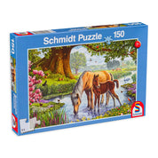 A képen a Schmidt Horses by the Stream 150 darabos puzzle doboza látható. A kirakón egy idilli tavaszi táj jelenik meg, ahol egy kanca és csikója pihennek és isznak a patak friss vizéből. A háttérben hatalmas fák, virágzó bokrok és más állatok teszik teljessé a békés, természetközeli jelenetet. A Schmidt jól ismert kiváló minőségű kirakóiról, így ez a puzzle is tökéletes választás lehet minden természet- és lórajongónak.