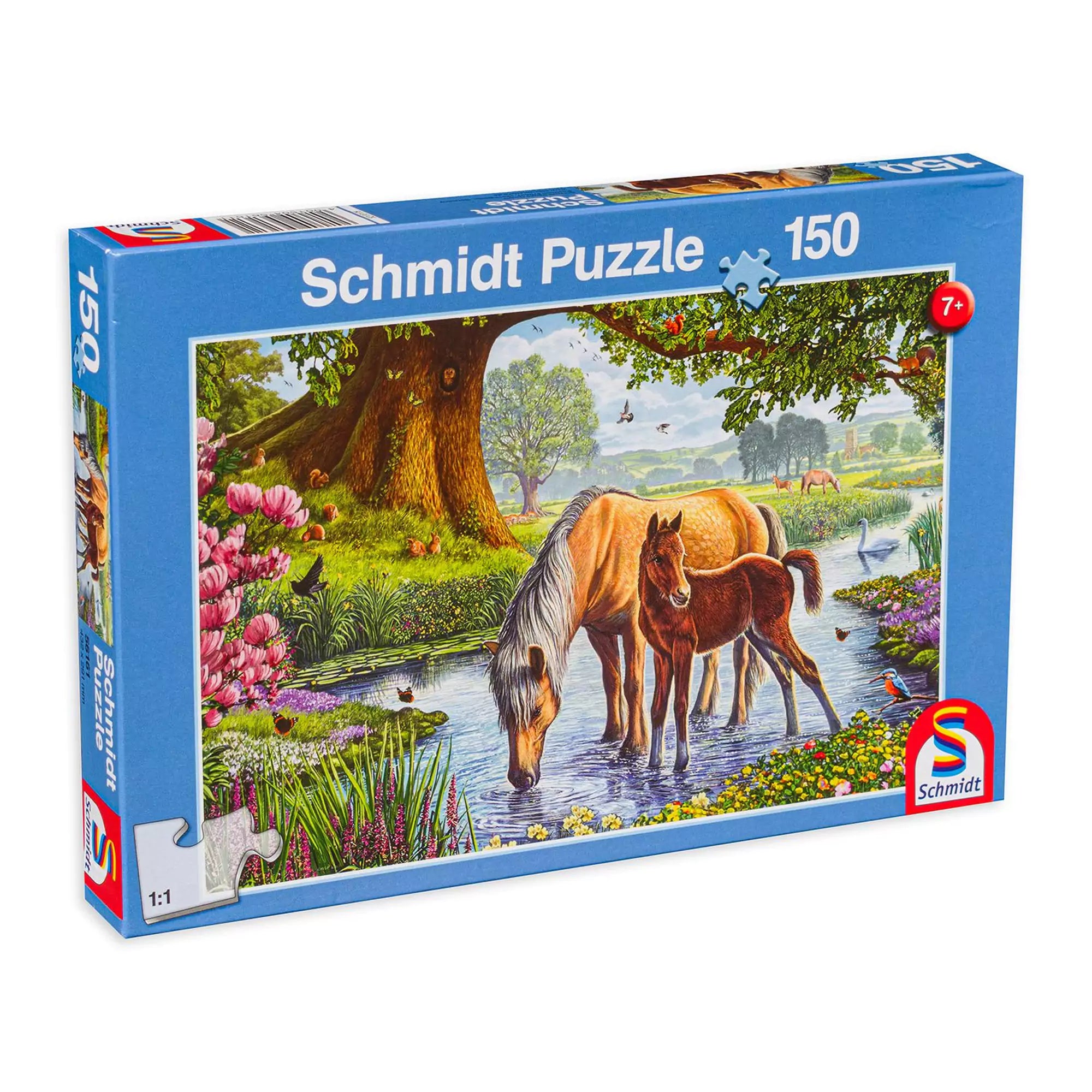 A képen a Schmidt Horses by the Stream 150 darabos puzzle doboza látható. A kirakón egy idilli tavaszi táj jelenik meg, ahol egy kanca és csikója pihennek és isznak a patak friss vizéből. A háttérben hatalmas fák, virágzó bokrok és más állatok teszik teljessé a békés, természetközeli jelenetet. A Schmidt jól ismert kiváló minőségű kirakóiról, így ez a puzzle is tökéletes választás lehet minden természet- és lórajongónak.