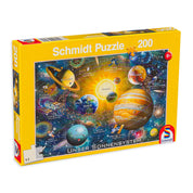 A képen a Schmidt Puzzle 200 darabos "Our Solar System" kirakója látható, amely látványos módon mutatja be a Naprendszer bolygóit és űreszközeit. Színes, részletgazdag illusztrációval, német nyelvű feliratokkal és tudományos elemekkel segíti a gyerekek tanulását játék közben. A doboz élénk sárga színe és a Schmidt logó is jól kivehető, ami a márka minőségét tükrözi.