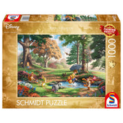 A Puzzle Schmidt: Thomas Kinkade; Disney Winnie the Pooh 1000 darabos kirakó doboza, amelyen a Disney klasszikus karakterei – Micimackó, Malacka, Tigris, Füles és Róbert Gida – vidám jelenete látható egy festői tájban.