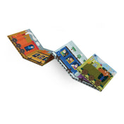 Gyerekeknek készült harmonikaszerű, illusztrált könyv, amely egy piros és kék vonatot mutat, utasokkal, állatokkal és vidám tájjal, játékos, színes stílusban.