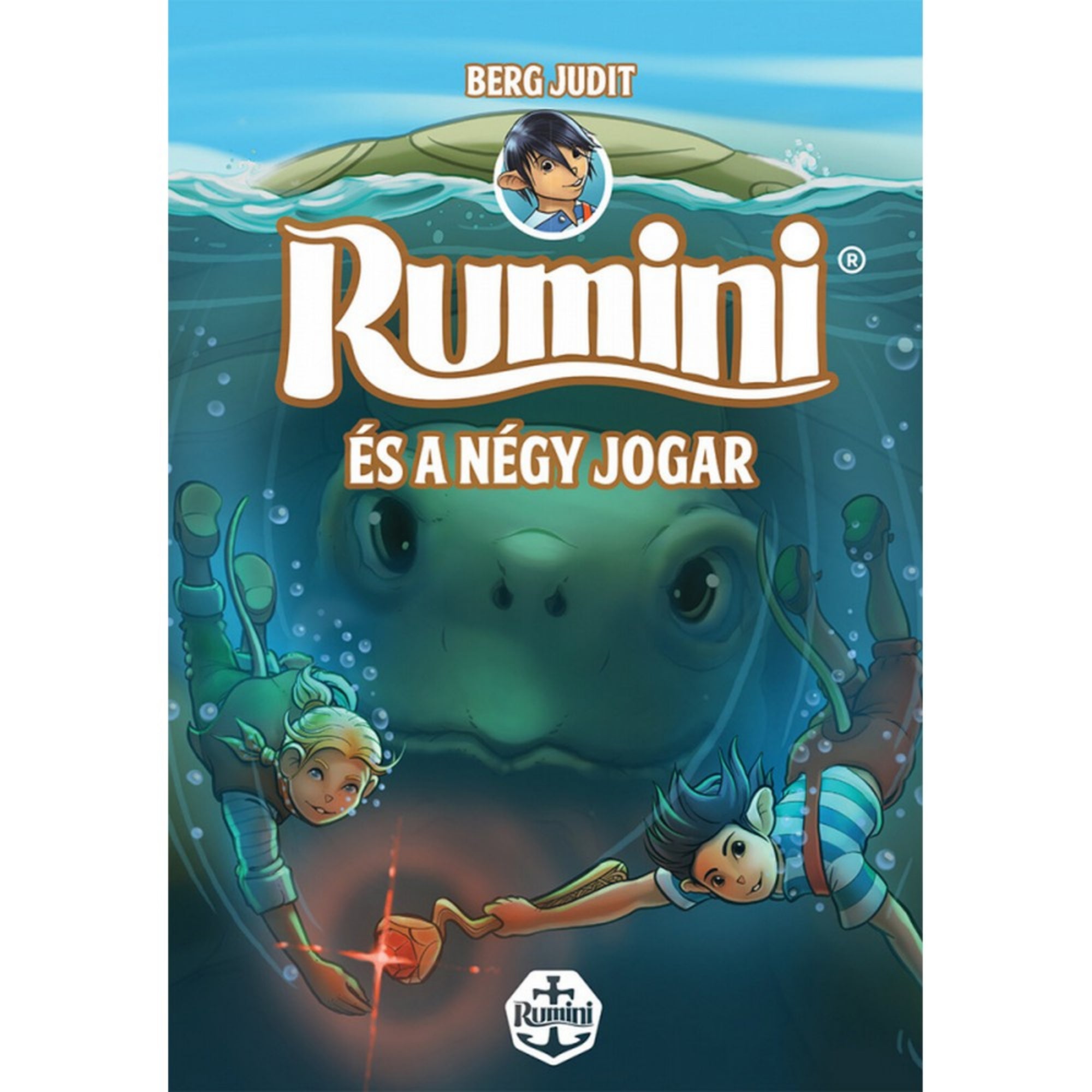 A „Rumini és a négy jogar” című Berg Judit-könyv borítója. A képen Rumini és társa a víz alatt úsznak, kezükben világító jogar, mögöttük egy hatalmas tengeri teknős arca rajzolódik ki. A víz felszínén a teknős háta látható.