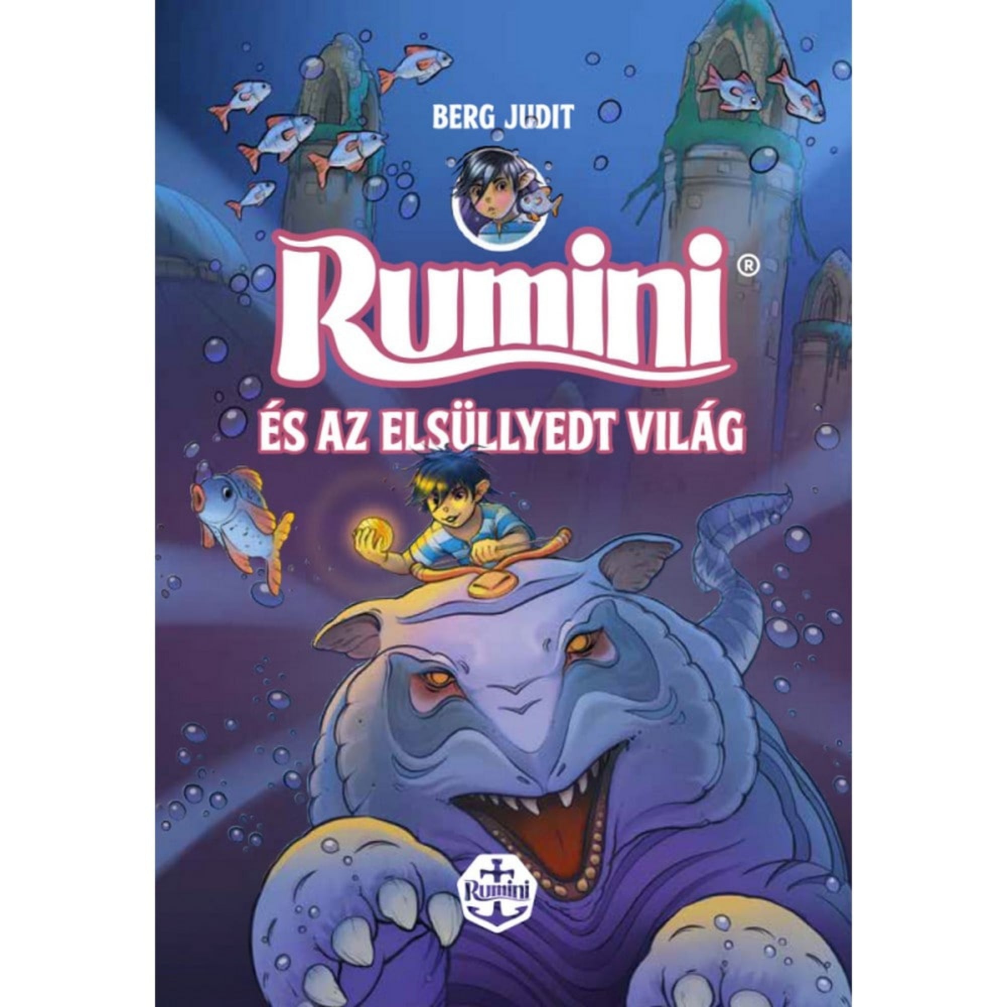 A „Rumini és az elsüllyedt világ” című Berg Judit-könyv borítója, új illusztrációkkal. A képen Rumini egy világító gömböt tartva egy óriási, víz alatti szörny hátán lovagol, miközben színes halak úszkálnak körülötte. A háttérben elsüllyedt építmények romjai sejlenek fel, amelyek titokzatos hangulatot kölcsönöznek a jelenetnek. A látványos, kalandos borító izgalmas tengeri felfedezésre csábít.