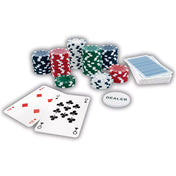 300 darabos Poker Set tartozékai: színes zsetonok különböző kupacokban, két leosztott játékkártya, pakli kék hátlapú kártya és egy „DEALER” jelölő korong fehér háttéren.