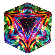A Shashibo Cosmic Surfer kocka hatszög alakban, kaleidoszkópszerű, szivárványos mintázattal, középen fekete ponttal.