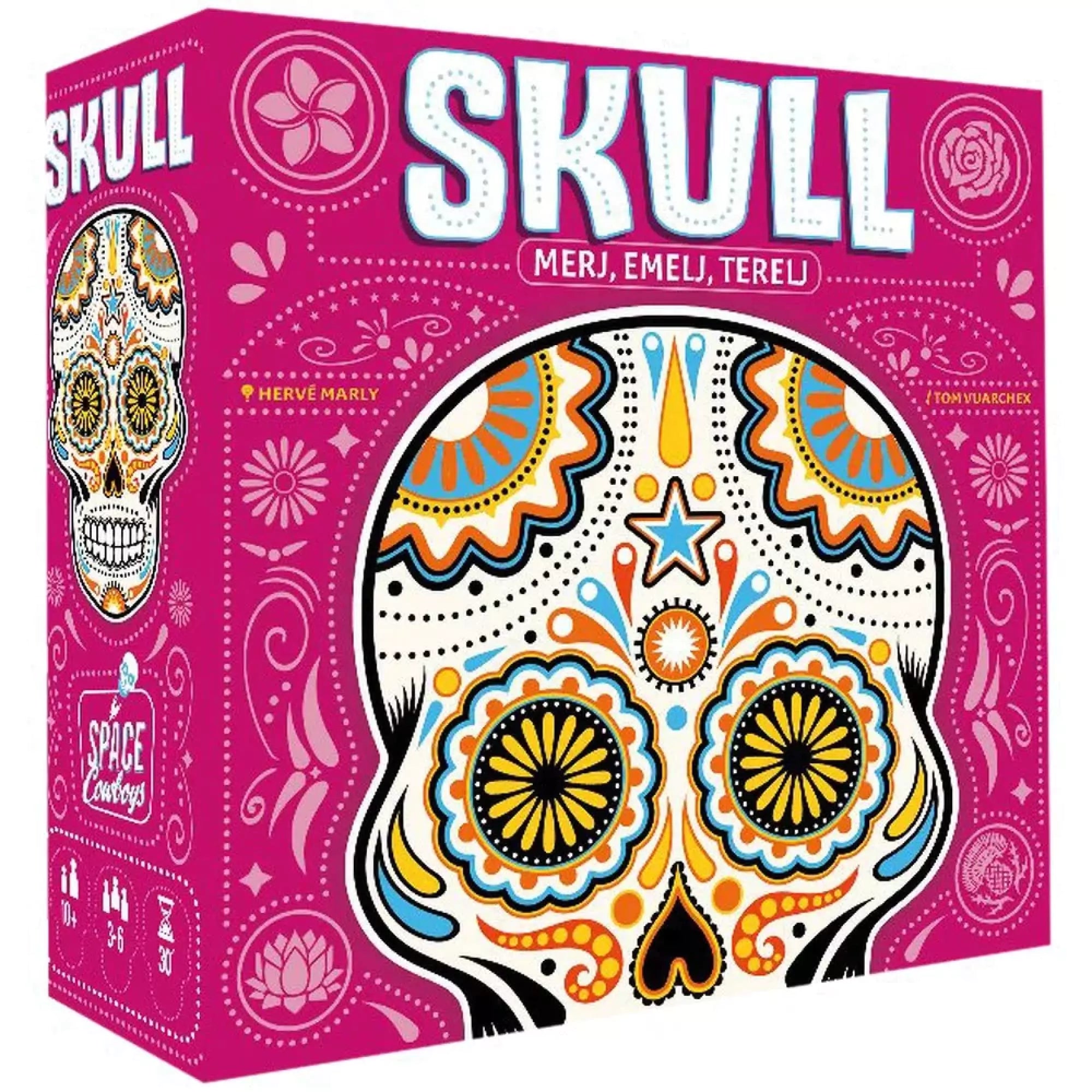 Skull társasjáték doboza élénk rózsaszín háttérrel, amelyet díszes, mexikói stílusú koponyaminta és virágmotívumok díszítenek. A doboz közepén nagy, színes koponya látható, körülötte játékinformációk és dekoratív minták.