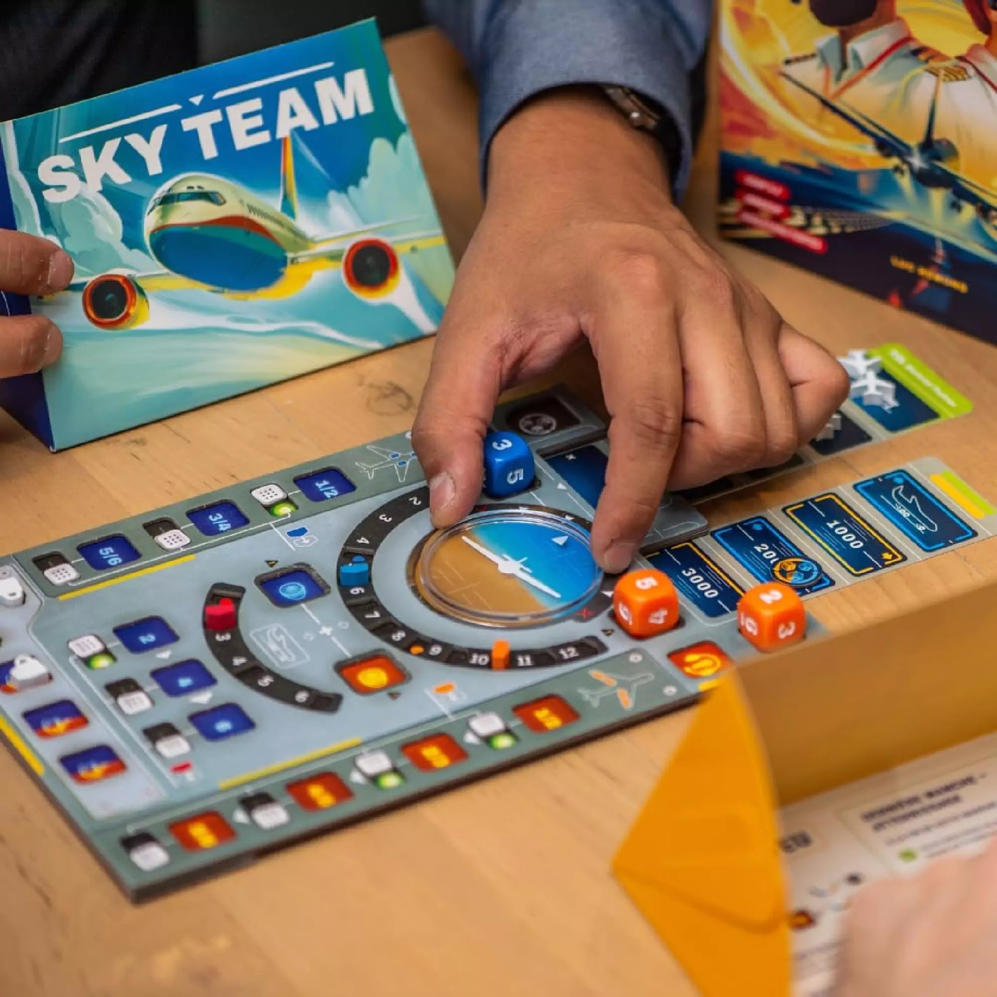 Sky Team társasjáték parti közben, játékosok a dobókockákat helyezik a repülőgép irányítását szimuláló táblára