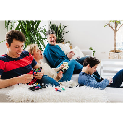 Smart Games IQ Six Pro in timp ce se joaca o familie cu jocul