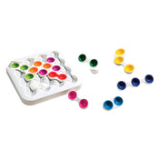 Smart Games – Anti-Virus Original játék elemei: fehér tábla és különböző színű, kettős korong alakú puzzle-darabok szétszedve.