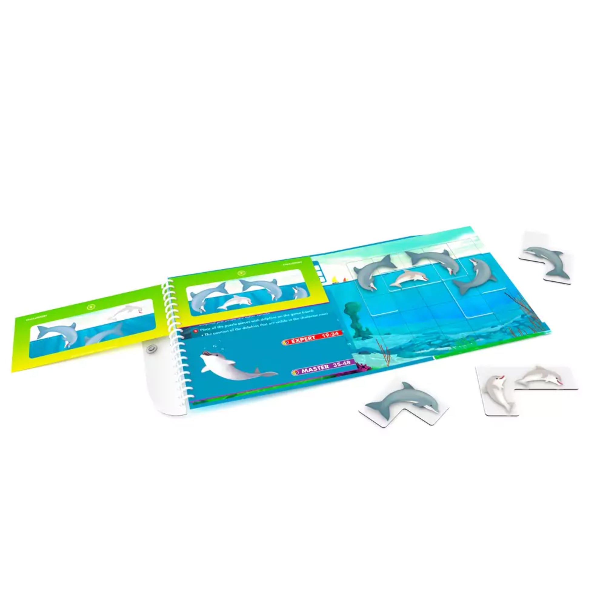 A Flippin’ Dolphins mágneses puzzle kinyitott játékkönyve, amely különböző kihívásokat tartalmaz a delfinek pozíciójának kirakására.
