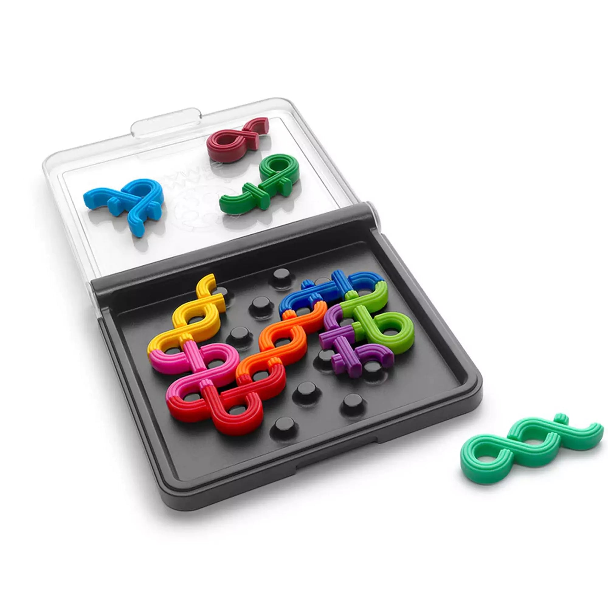 A Smart Games: IQ Noodles logikai játék nyitott állapotban, fekete játéktáblával és színes, hajlított elemekkel, amelyeket a játékosnak megfelelően kell elhelyeznie.