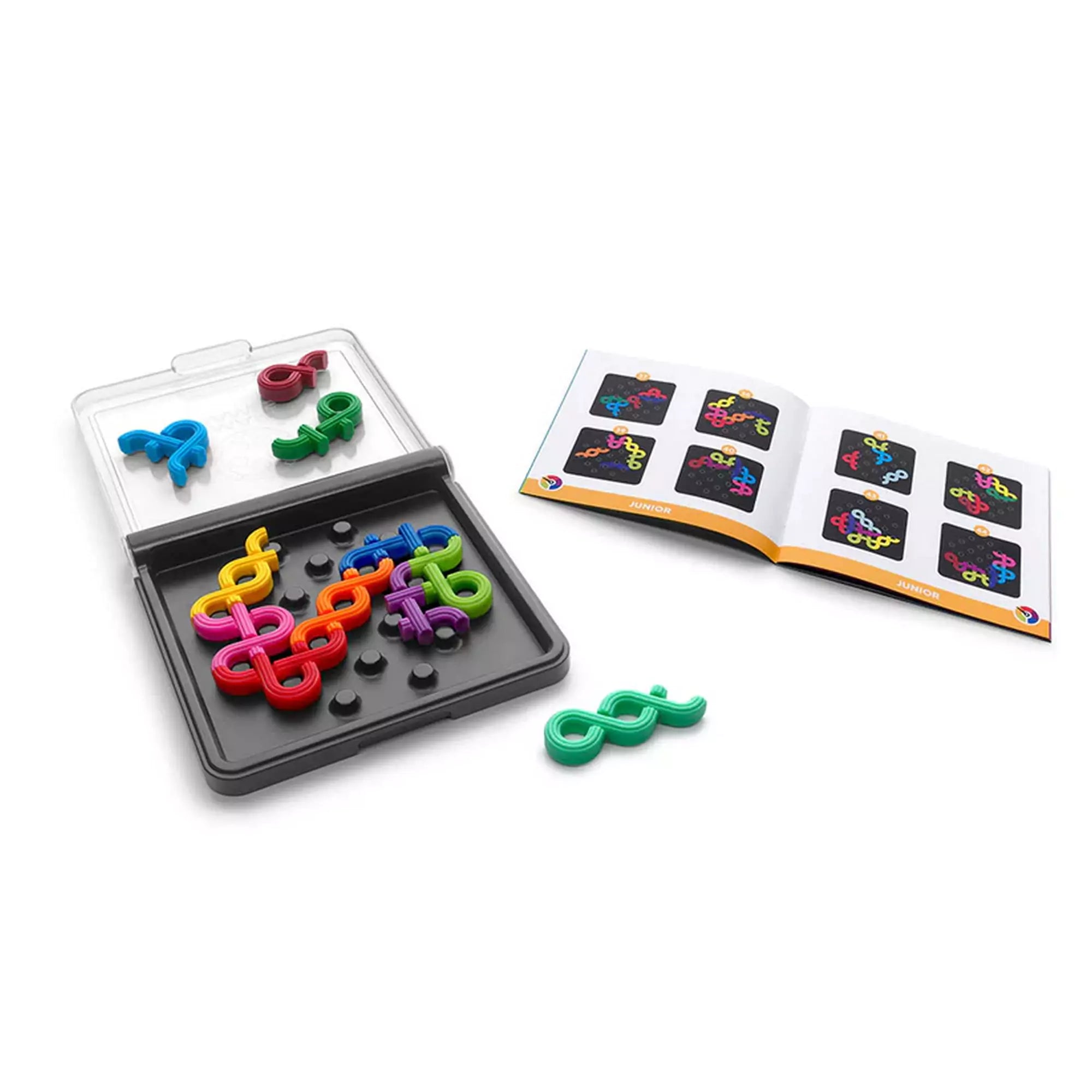 A Smart Games: IQ Noodles játék kiegészítő feladványfüzettel, amely különböző elrendezési mintákat mutat a játékos számára. Az átlátszó fedéllel rendelkező játéktáblán már néhány elem a helyére került.