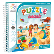 Smart Games Puzzle Beach borítója – A logikai játék színes borítója, amely egy nyüzsgő tengerparti jelenetet ábrázol gyerekekkel és elveszett tárgyakkal.