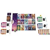 A Stella: Dixit Universe társasjáték kiterített tartalma, amely színes, fantáziadús illusztrációkkal ellátott kártyákból, játéktáblából, pontozólapokból, filctollakból és jelölőkből áll. A játék komponensei művészi grafikával díszítettek, amelyek a játék varázslatos és kreatív hangulatát tükrözik.