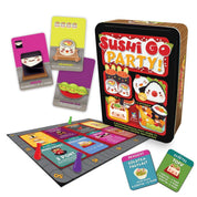 A képen a sushi go party doboza és annak tartalma látható. A doboz mellett,  a kártyák és a játéktábla is szerepet kap. 