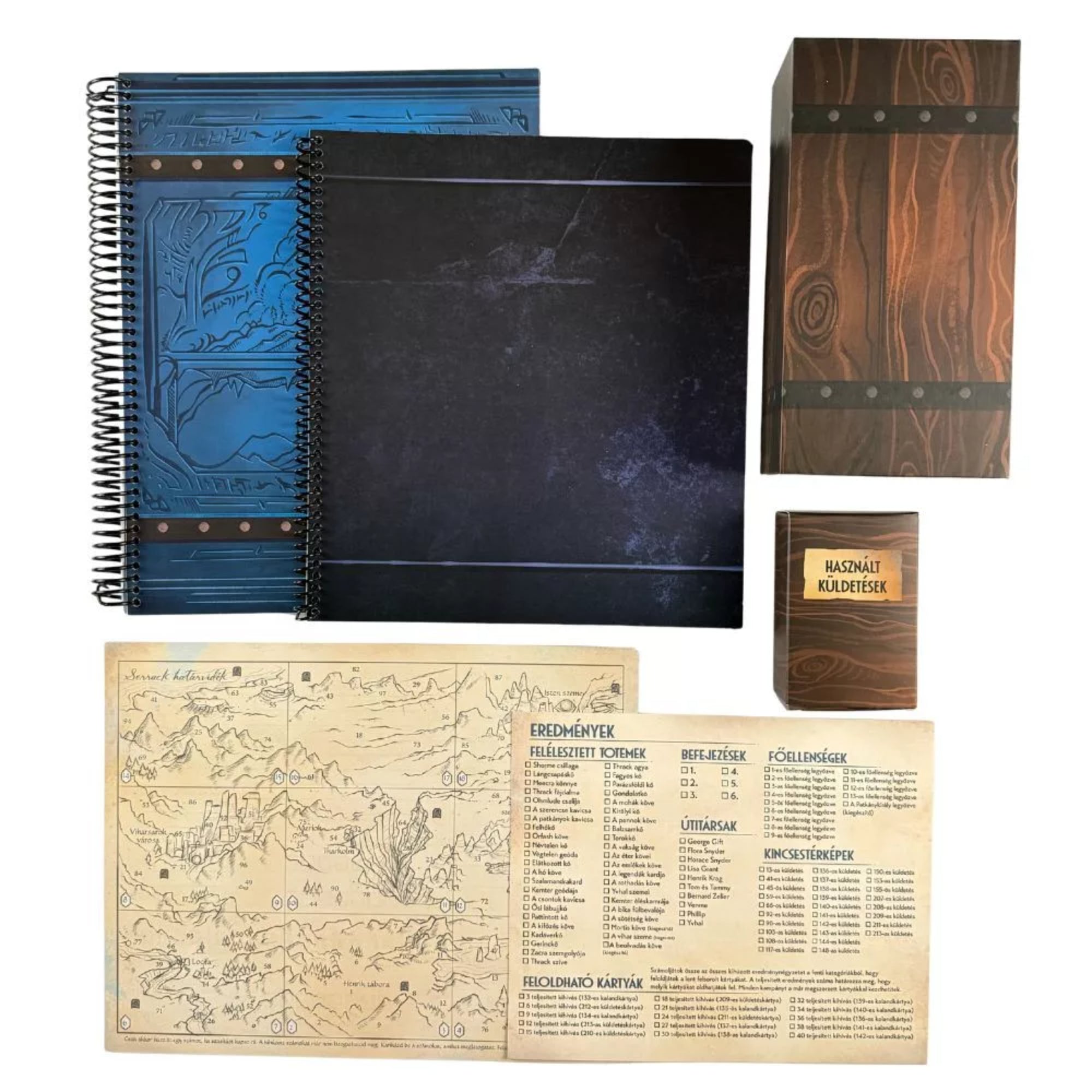A Szunnyadó istenek – Távoli égboltok társasjáték naplói és kiegészítő elemei: spirálkötésű kalandnaplók, karton dobozkák, küldetéskártyák és tematikus nyomtatott segédletek együttesen bemutatva.