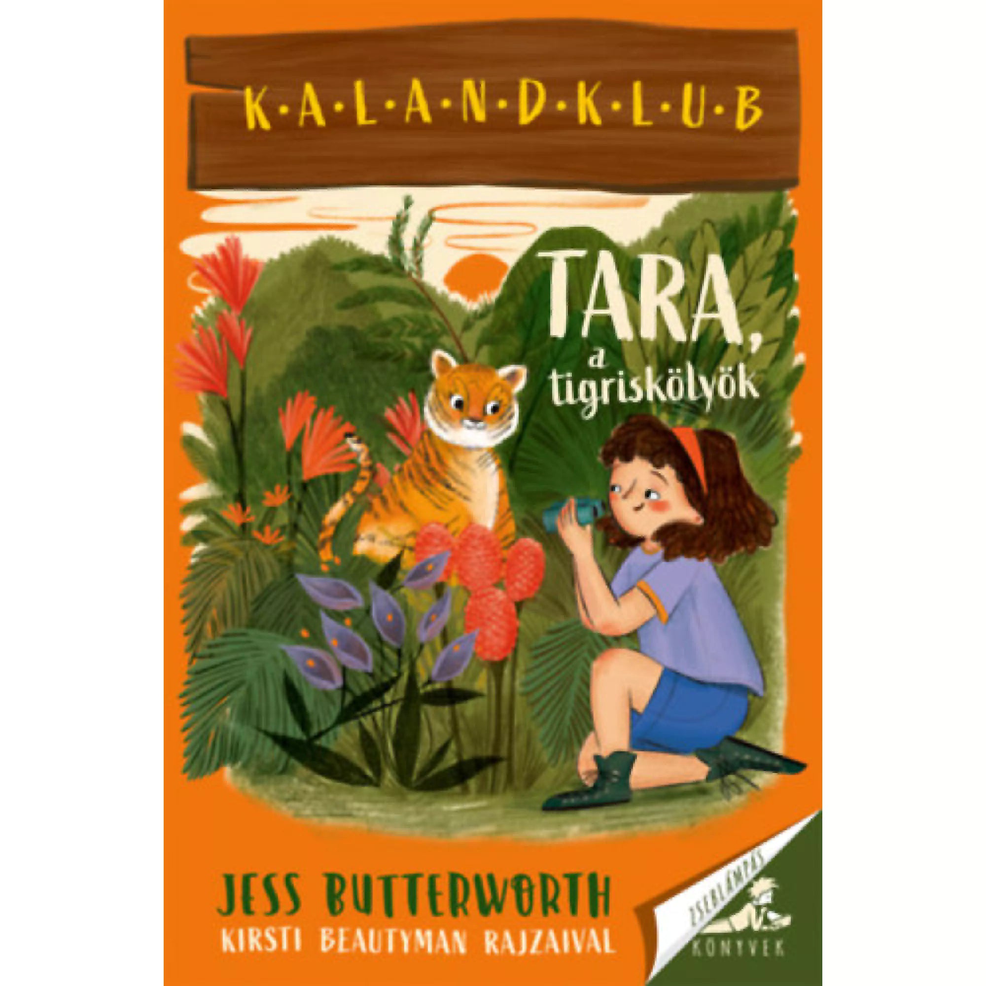 Tara, a tigriskölyök” könyvborító, egy kislány dzsungelben fotóz egy tigriskölyköt, színes növények és naplemente háttér előtt.