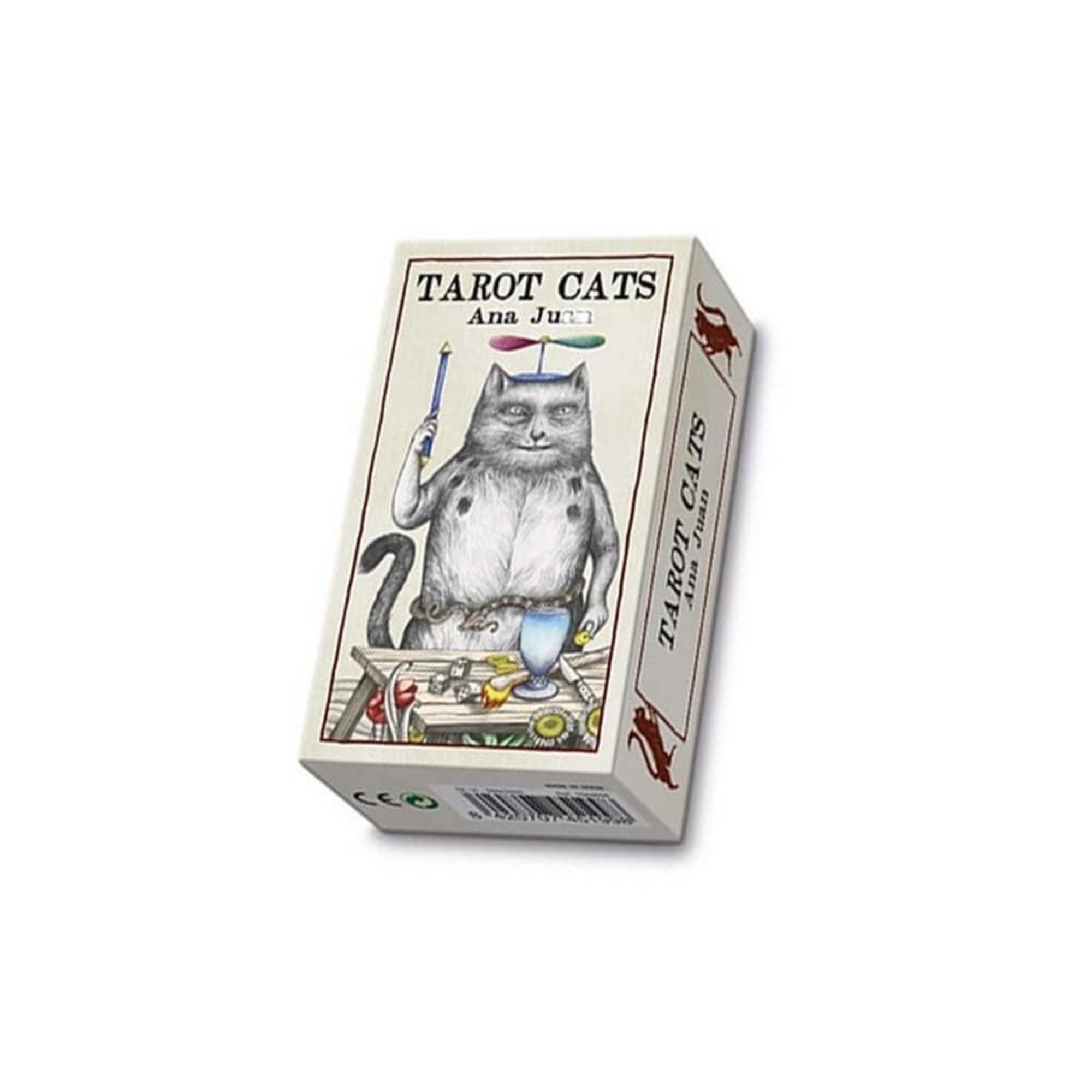 A képen a Tarot Cats kártyacsomag látható, Ana Juan művésznő alkotása. A doboz elején egy varázspálcát tartó, különleges stílusban megrajzolt macska szerepel, humoros és misztikus hangulatot sugározva. Ez a tarot pakli egyedi, részletgazdag illusztrációival a macskák titokzatos világába kalauzolja a kártyavetőket.