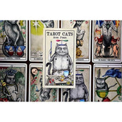 A képen a Tarot Cats kártyacsomag kártyái láthatók Ana Juan illusztrációival. A részletgazdag lapokon különböző szimbolikus jeleneteket macskák alakítanak, humoros, mégis misztikus hangulatot teremtve. A középen elhelyezett doboz a pakli borítóját mutatja, amely egy varázspálcát tartó macskát ábrázol.
