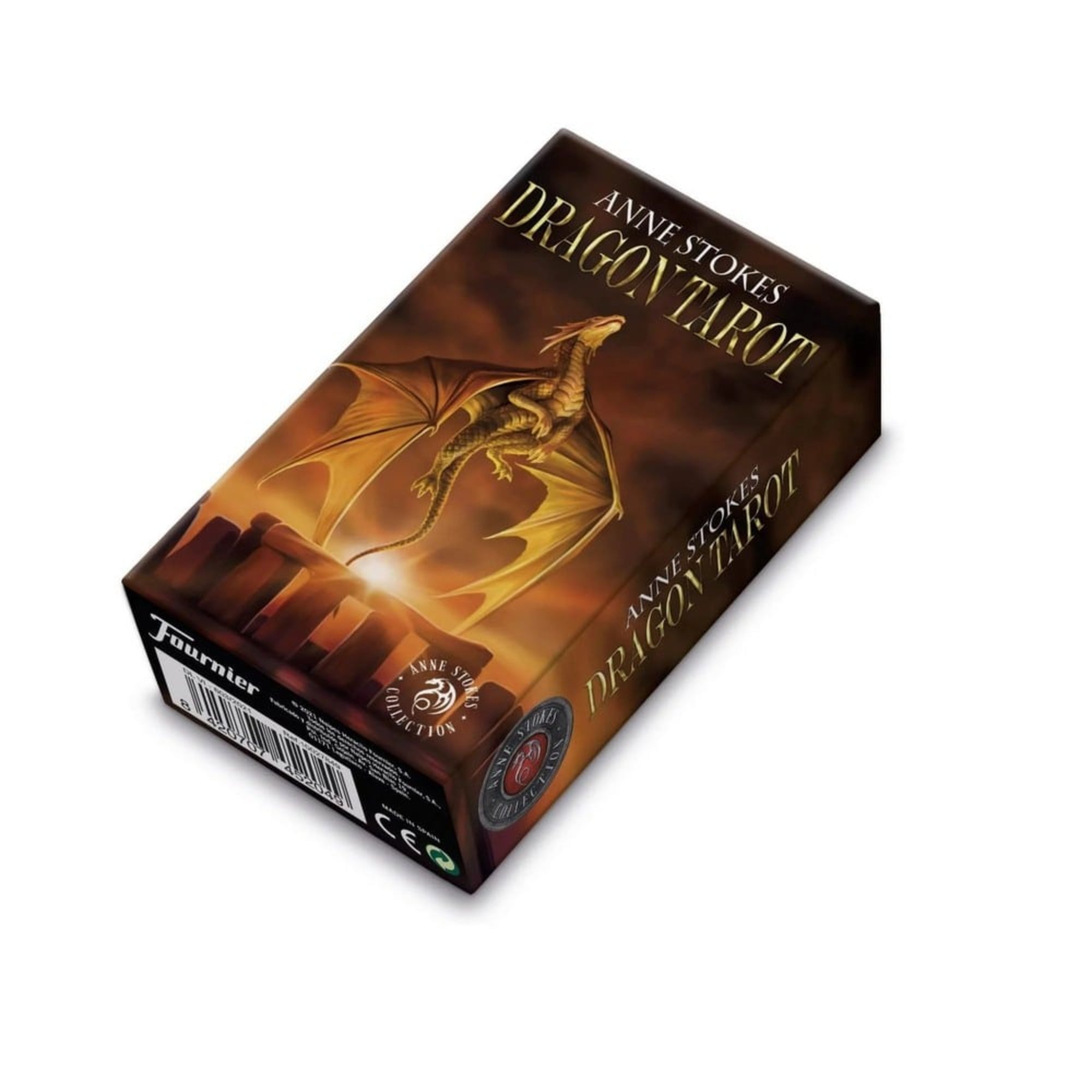 A képen az „Anne Stokes Dragon Tarot” különleges tarot kártyacsomag doboza látható. A doboz fedelén egy aranysárkány lebeg a naplemente fényében, széttárt szárnyakkal, misztikus és varázslatos hangulatot árasztva. A kártyacsomag Anne Stokes híres fantasy művésznő illusztrációit tartalmazza, amelyeket a Fournier adott ki. 