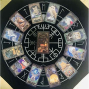 A képen a Tarot Familiars kártyacsomag látható, amelyet egy mágikus szimbólumokkal díszített terítőn helyeztek el, körülötte különféle állatos tarot lapokkal.