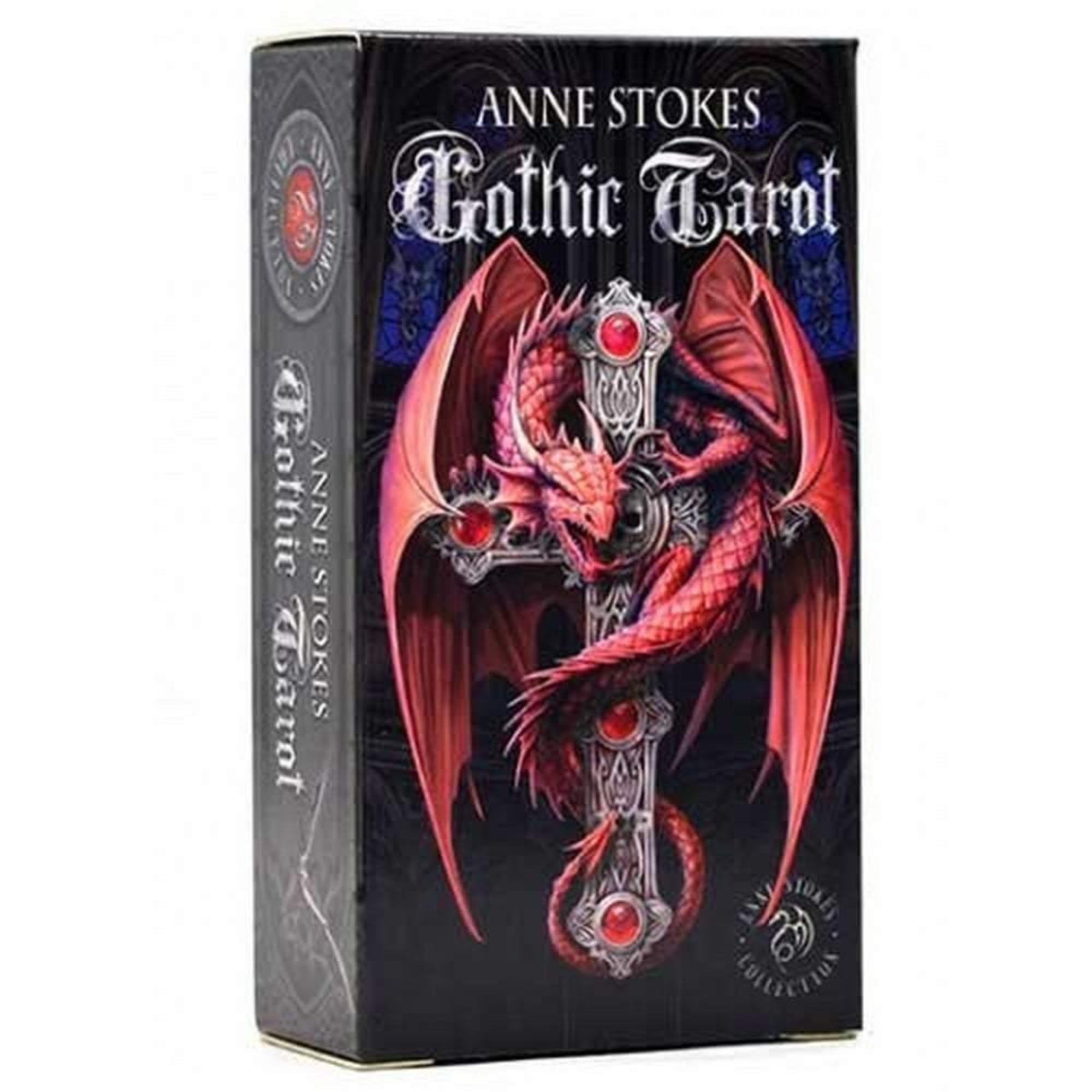 A képen az Anne Stokes Gothic Tarot pakli doboza látható. A borítót egy lenyűgöző, vörös sárkány díszíti, amely egy gótikus kereszt köré tekeredett. A keresztet vörös ékkövek ékesítik, amelyek drámaian kiemelkednek a fekete háttérből. A művészi borító a pakli sötét, misztikus és fantasy hangulatát tükrözi. A doboz oldalán a pakli neve és a művésznő aláírása is szerepel, jelezve, hogy ez az Anne Stokes Collection része.