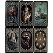 A képen az Anne Stokes Gothic Tarot pakli néhány lenyűgöző kártyalapja látható. A The Magician kártyán egy vörös szárnyú boszorkány látható, a Justice lapján egy harcos nő tart egy pengeéles kardot, amiben egy vörösen izzó szem tükröződik. A Temperance kártya egy sellőt ábrázol a vízben, nyugodt, álomszerű hangulatot árasztva. A Queen of Swords egy fekete szárnyú nőalakot mutat rózsával a kezében, a Ace of Cups pedig egy vámpírszerű szájjal és vércseppel fokozza a gótikus érzést.