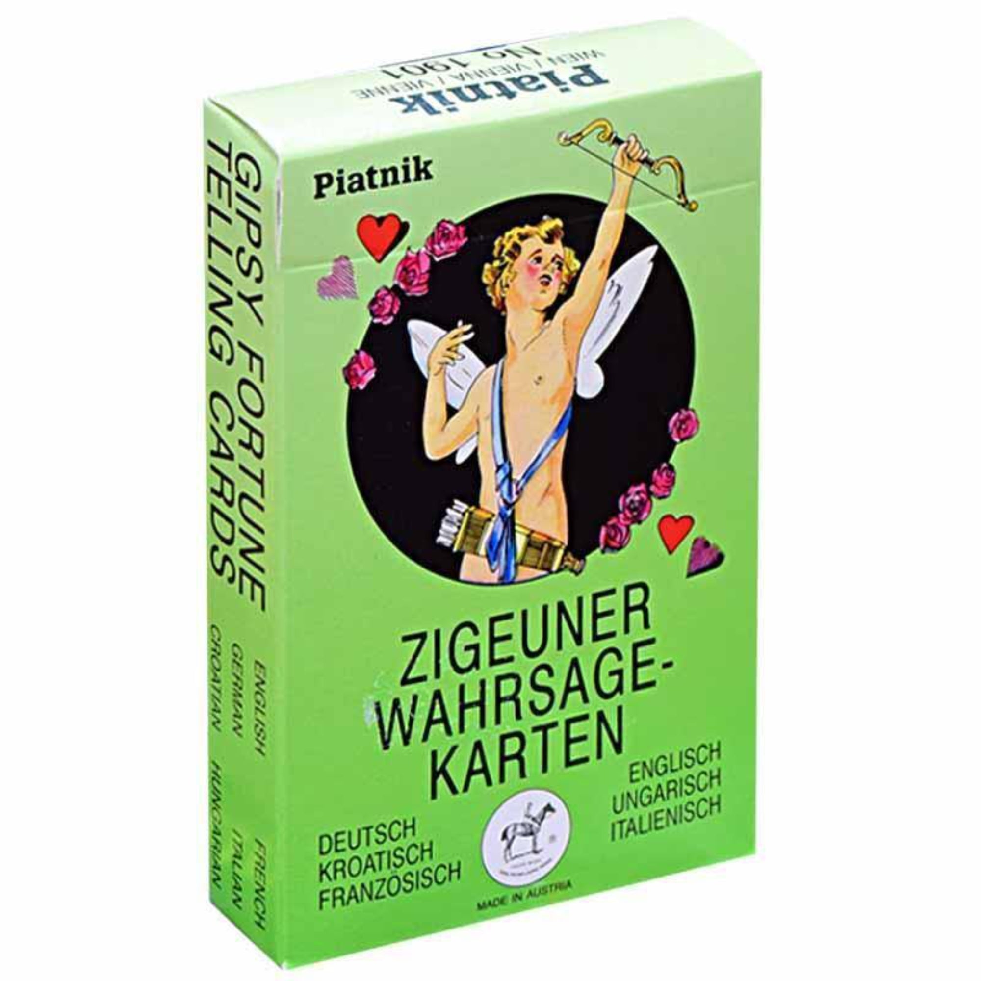 A képen a Piatnik által kiadott Zigeuner Wahrsagekarten, azaz a híres Cigány jóskártya csomag látható, amely több nyelven is elérhető. A doboz világoszöld színű, középen egy bájos, szárnyas kisangyal illusztrációjával, aki egy íjat tart a kezében.