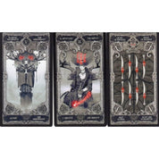 A képen három kártyalap látható a XIII Tarot by Nekro pakliból. A kártyák sötét, gótikus stílusban készültek, fekete-fehér alapszínekkel és élénk vörös részletekkel. A „The Hierophant” lap egy hatalmas, szarvasagancsos, misztikus alakot ábrázol, aki tekintélyt és spiritualitást sugároz. A „The Hermit” lap egy magányos, bölcs női alakot mutat, vörös koronával és karddal, az önismeret szimbólumaként. Az „Eight of Swords” lap nyolc pengét ábrázol szimmetrikus elrendezésben, vörös ékkövekkel kiemelve.