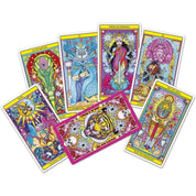 Ez a kép az El Dios de los Tres tarot pakli néhány lenyűgözően színes lapját mutatja. A kártyák tele vannak élénk színekkel, extravagáns mintákkal és misztikus, szürreális figurákkal – például tigrisekkel, szfinxekkel, macskaszerű papnőkkel és varázslatos állatlényekkel. A hátoldal mintáján egy dühös tigris és koponyák láthatók, körülöttük szem motívumokkal, ami tökéletesen illik a pakli vad, bohém hangulatához.