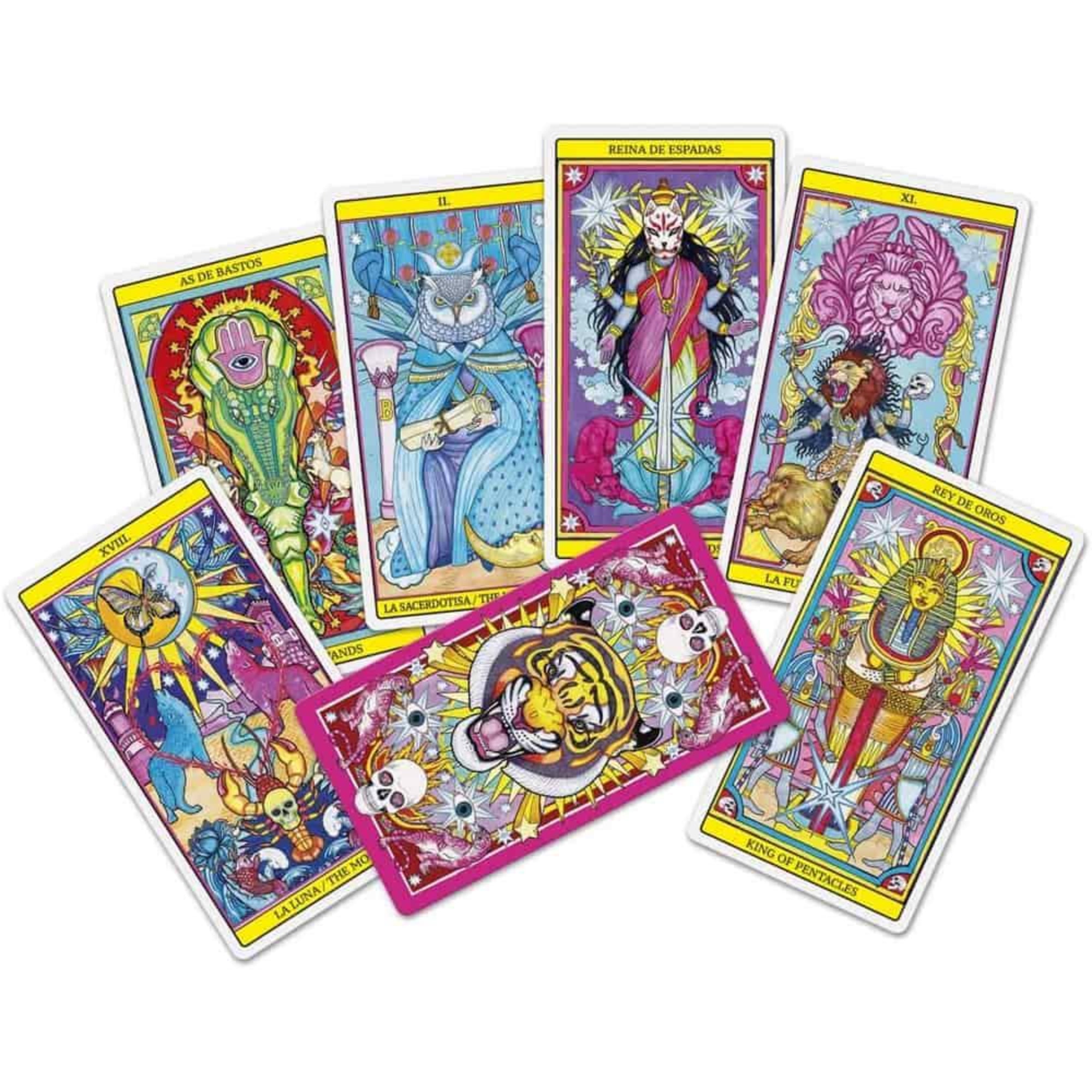 Ez a kép az El Dios de los Tres tarot pakli néhány lenyűgözően színes lapját mutatja. A kártyák tele vannak élénk színekkel, extravagáns mintákkal és misztikus, szürreális figurákkal – például tigrisekkel, szfinxekkel, macskaszerű papnőkkel és varázslatos állatlényekkel. A hátoldal mintáján egy dühös tigris és koponyák láthatók, körülöttük szem motívumokkal, ami tökéletesen illik a pakli vad, bohém hangulatához.