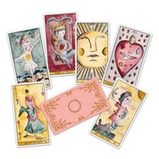A képen a Tarot de Luz kártyapakli néhány lapja látható, melyeket akvarell stílusú, álomszerű illusztrációk díszítenek. A kártyák színes, részletgazdag rajzokkal és finom, érzelmes motívumokkal jelenítik meg a hagyományos tarot szimbólumokat. A pakli hátlapja elegáns rózsaszín alapon arany mintázattal készült, romantikus és varázslatos hangulatot árasztva.