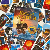 Tengeri Veszedelem magyar nyelvű társasjáték doboza felülről fotózva, körülötte színes kalózos kártyák, hajók, kincsek és tengeri jelenetek illusztrációival.