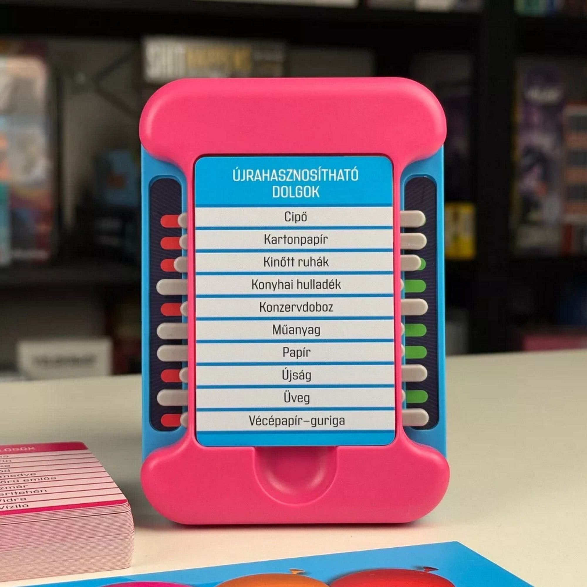 Junior Tension társasjáték kategóriakártya tartó eszköz közelről, „Újrahasznosítható dolgok” témával és állítható jelölőkkel