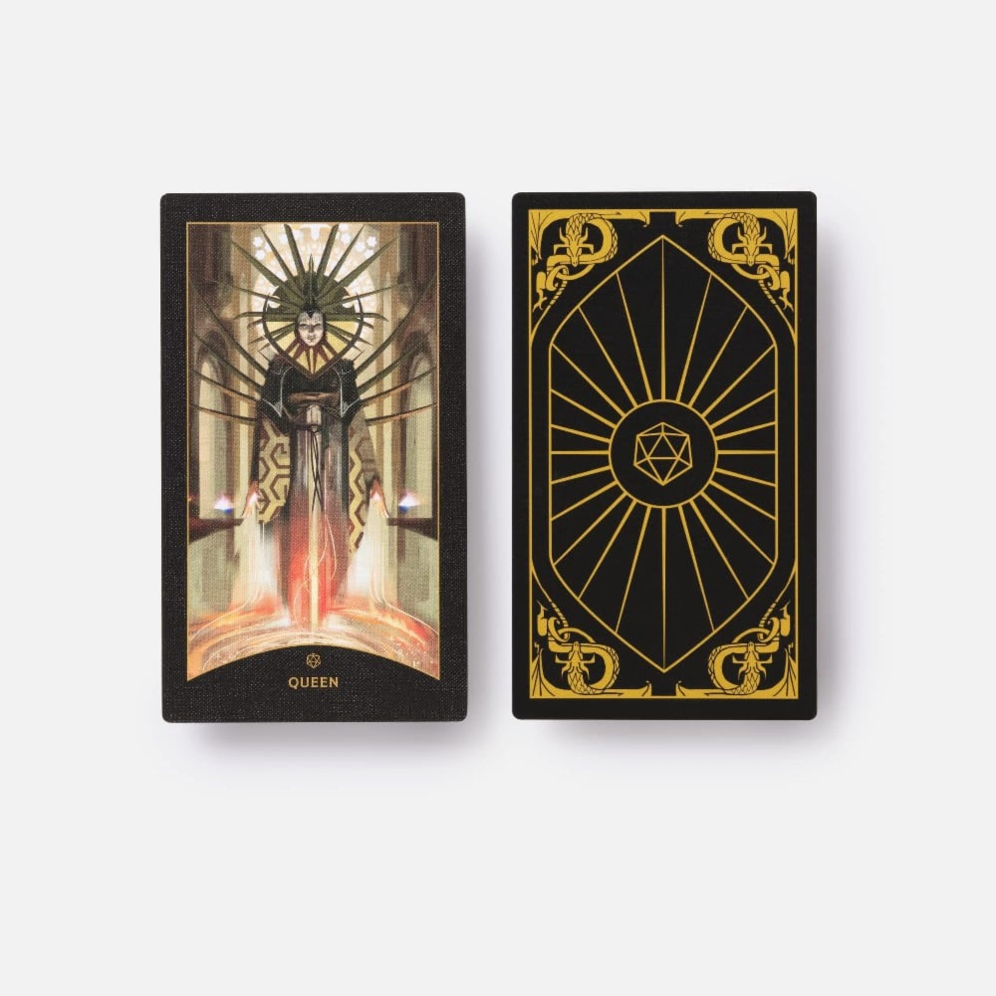 Ez a kép a Dungeons & Dragons Tarot Deck két oldalát mutatja be közelről. A bal oldalon a „Queen” (Királynő) nevű kártya látható lenyűgöző, fantasy ihletésű illusztrációval: a karakter fenségesen áll, hátterében templomszerű oszlopcsarnok és szimbolikus fénykorona emeli ki uralkodói mivoltát. A jobb oldalon a pakli hátlapja szerepel, amely elegáns fekete-arany színvilágban tündököl, közepén egy ötágú csillaggal (pentagrammával) és körben díszes D&D motívumokkal.