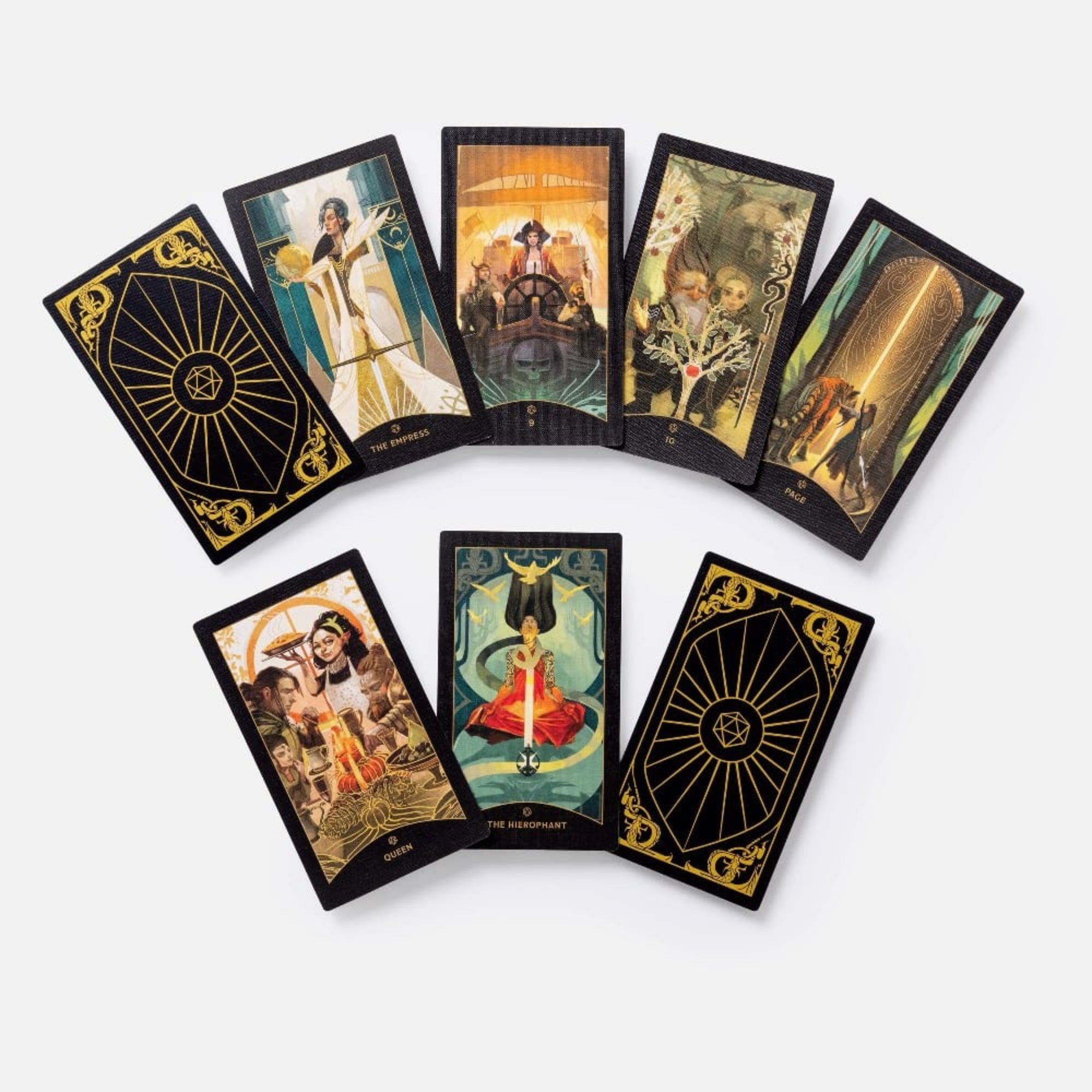 Ez a kép egy elegáns, íves formában elrendezett Dungeons & Dragons Tarot Deck kártyaválogatást mutat be. A látványos illusztrációk mindegyike egy-egy ikonikus tarot lapot jelenít meg D&D-fantasy stílusban: például a „The Empress” (Császárnő), „The Hierophant” (Főpap) vagy „Queen” (Királynő) lapokat, valamint különféle jeleneteket hősökkel, mágikus lényekkel és misztikus helyszínekkel. 